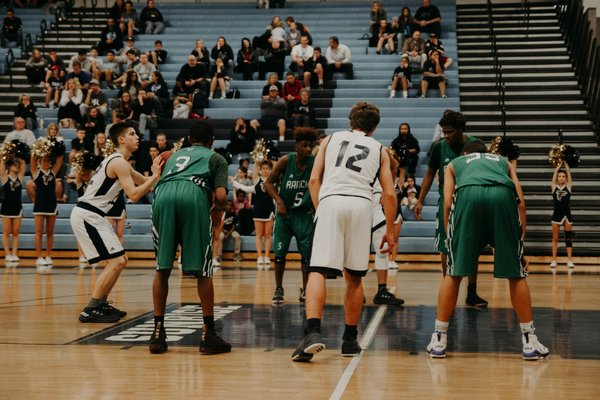 Comment les basketteurs peuvent-ils utiliser les techniques d'imagerie mentale pour améliorer leur performance aux lancers francs ?