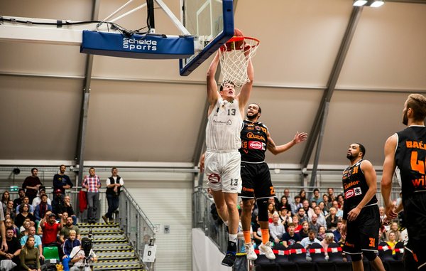 Quels sont les exercices les plus efficaces pour améliorer l'équilibre et la stabilité des basketteurs ?