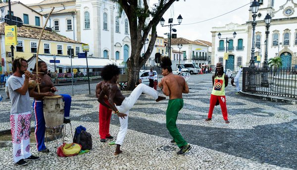 Quels sont les exercices de coordination pour améliorer la synchronisation des mouvements en Capoeira?