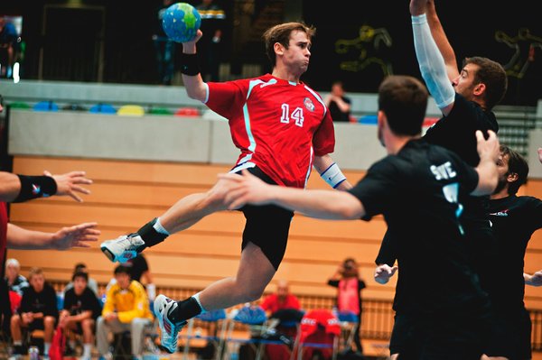 Quels exercices spécifiques peuvent aider les joueurs de handball à améliorer leur verticalité?